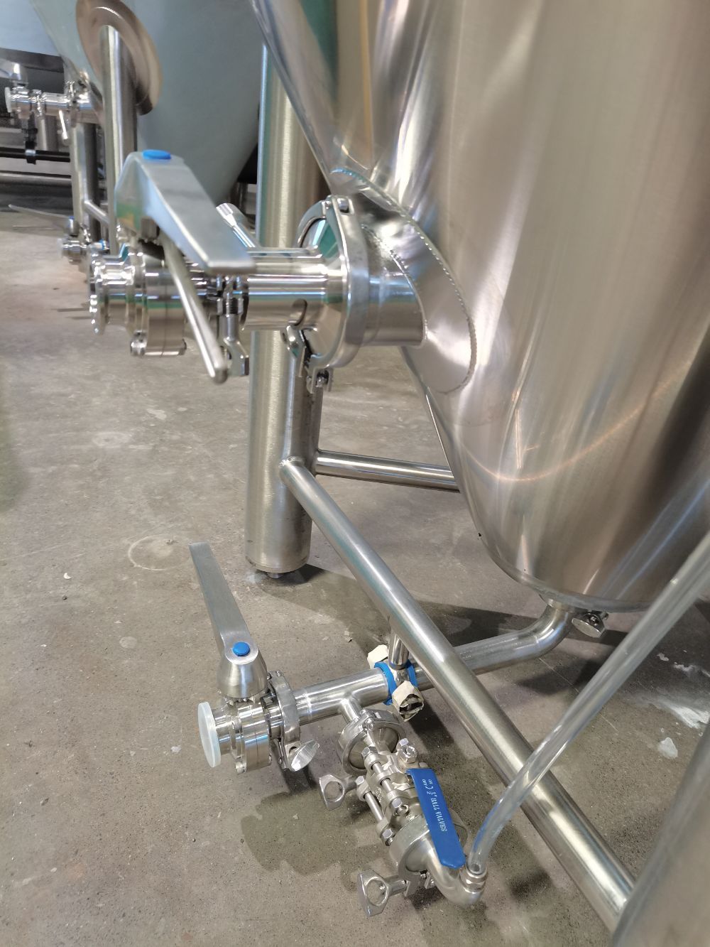 conical fermenters,beer brew equipment,beer equipment,beer fermentation tanks, brew house,brew kettle tun,beer dispenser, wort chiller, brewing tanks, beer accessories,beer plants,beer making supplier